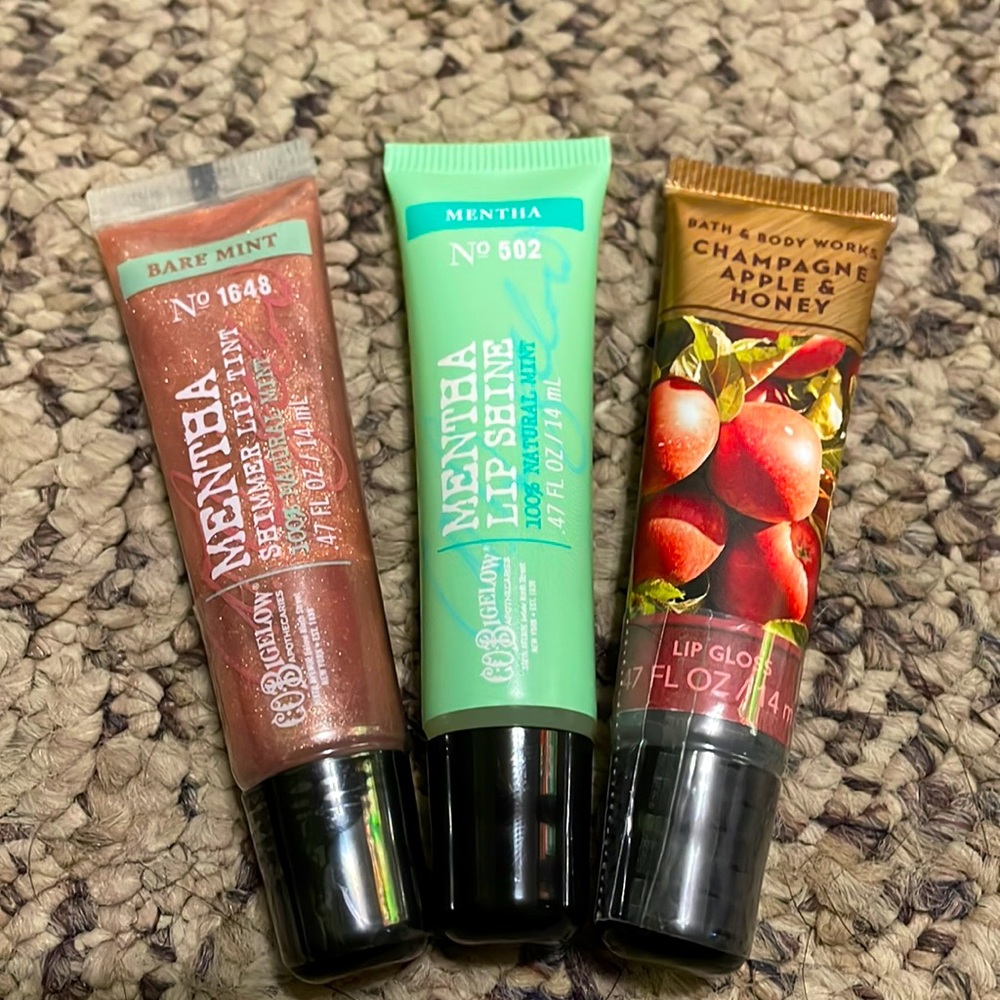 2 for $25 or 5 for $50 🩵 3 Bath and Body Works lip glosses!